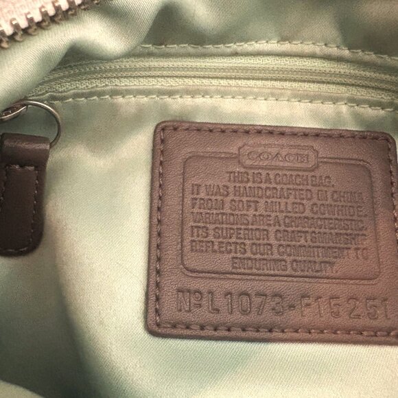 Coach Chelsea Cream Pebbled Leather Gray Straps Silver Hardware Mint Interior - Picture 2 of 13